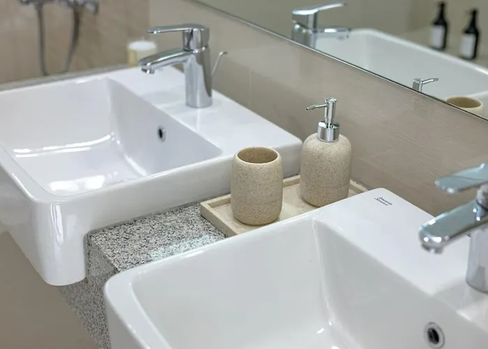 Stylish 2 Bedroom With Bathtub And Balcony Uptown Bgc *