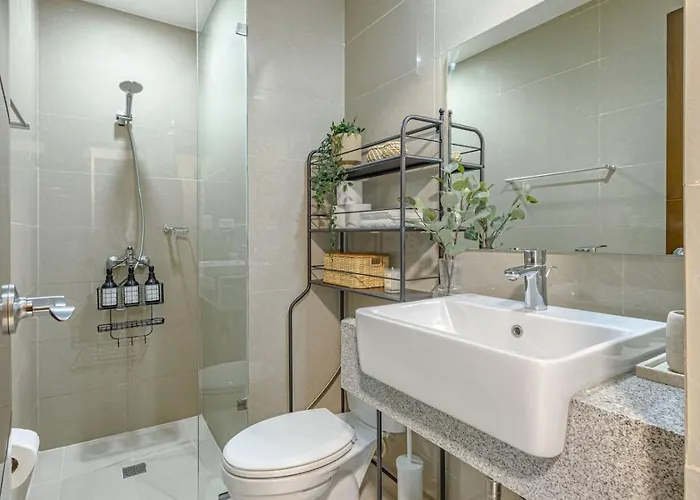Stylish 2 Bedroom With Bathtub And Balcony Uptown Bgc Manila