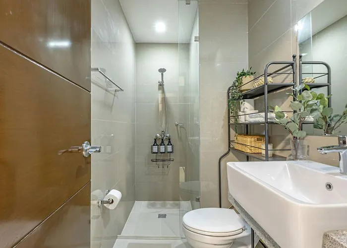 Stylish 2 Bedroom With Bathtub And Balcony Uptown Bgc Apartamento