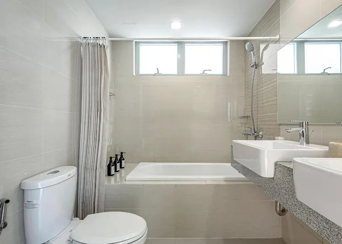 Stylish 2 Bedroom With Bathtub And Balcony Uptown Bgc Apartamento *