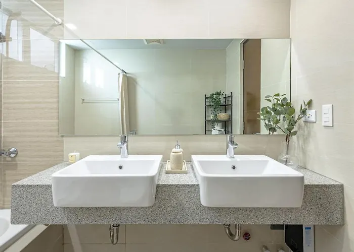 Stylish 2 Bedroom With Bathtub And Balcony Uptown Bgc *