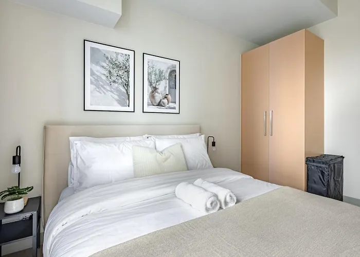 Stylish 2 Bedroom With Bathtub And Balcony Uptown Bgc * Manila