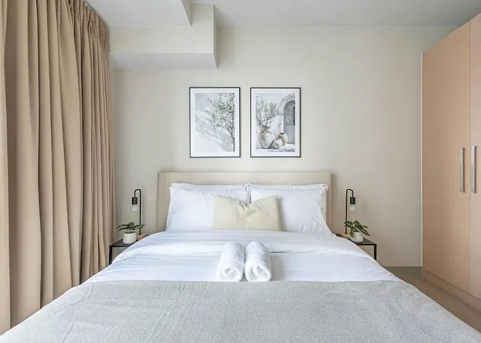 Stylish 2 Bedroom With Bathtub And Balcony Uptown Bgc