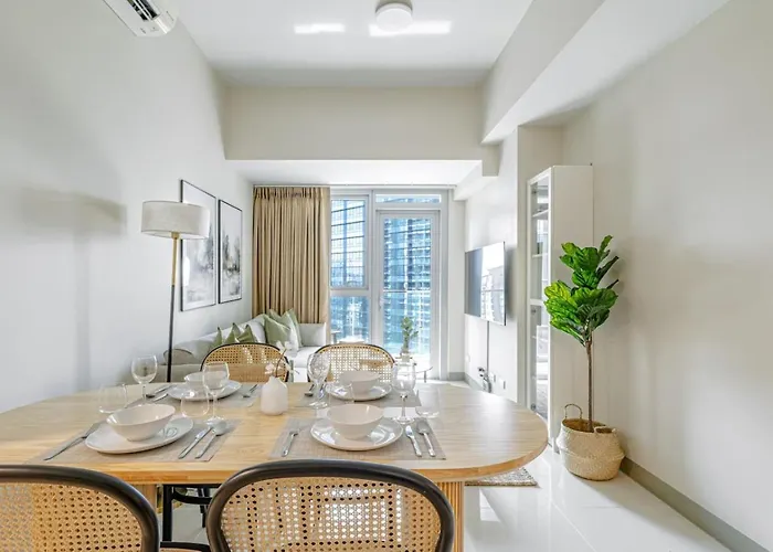 Stylish 2 Bedroom With Bathtub And Balcony Uptown Bgc